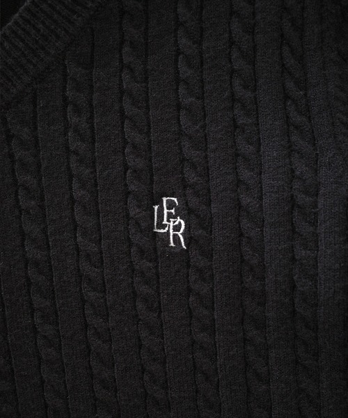 Louere(ルエレ)の「Vネックロゴ刺繍ケーブルニットトップス(ニット/セーター・レディース・アイボリー/ブラック/チャコール・LARGE/MEDIUM/SMALL)」の22枚目の写真
