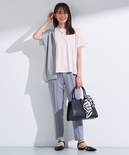 INDIVI(インディヴィ)の「【洗える/汗ジミ防止】バイカラー&アシメヘム Tシャツ(Tシャツ/カットソー・レディース・ホワイト/ベージュ系その他7/ブルー系9/ピンク系1・38/34/05/15 /13)」の9枚目の写真