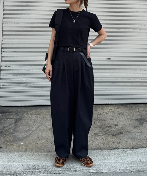 ISOOK(アイスー)の「バックスリットクロップドTシャツ(chiica select) / シンプルトップス 白T 黒T 半袖 ショート丈 短丈 クロップド丈 クルーネック 無地 ホワイト ブラック 白 黒(Tシャツ/カットソー・レディース・ホワイト/ブラック・FREE)」の4枚目の写真