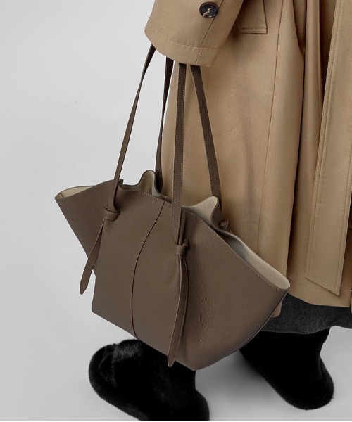 NiiNa(ニーナ)の「【 NiiNa / ニーナ 】高品質牛革大容量ドローストリングショルダーバッグ(巾着袋付き)(ショルダーバッグ・レディース・ブラック/ベージュ/グレイッシュベージュ・FREE)」の20枚目の写真