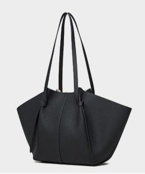 NiiNa(ニーナ)の「【 NiiNa / ニーナ 】高品質牛革大容量ドローストリングショルダーバッグ(巾着袋付き)(ショルダーバッグ・レディース・ブラック/ベージュ/グレイッシュベージュ・FREE)」の7枚目の写真