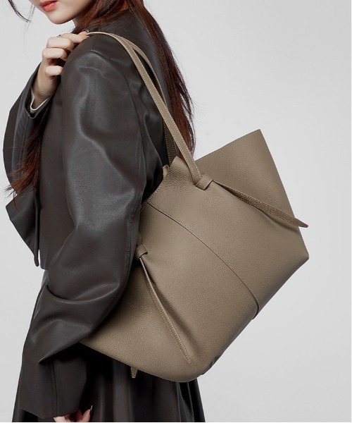 NiiNa(ニーナ)の「【 NiiNa / ニーナ 】高品質牛革大容量ドローストリングショルダーバッグ(巾着袋付き)(ショルダーバッグ・レディース・ブラック/ベージュ/グレイッシュベージュ・FREE)」の5枚目の写真