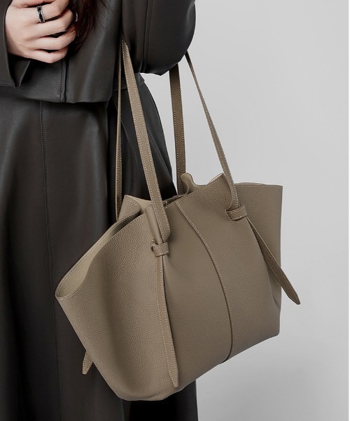 NiiNa(ニーナ)の「【 NiiNa / ニーナ 】高品質牛革大容量ドローストリングショルダーバッグ(巾着袋付き)(ショルダーバッグ・レディース・ブラック/ベージュ/グレイッシュベージュ・FREE)」の4枚目の写真