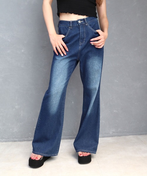 CECIL McBEE(セシルマクビー)の「10ozデニムフレアパンツ(デニムパンツ・レディース・ライトブルー/ブラック/ネイビー・LARGE/MEDIUM)」の1枚目の写真