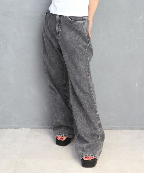 CECIL McBEE(セシルマクビー)の「10ozデニムフレアパンツ(デニムパンツ・レディース・ライトブルー/ブラック/ネイビー・LARGE/MEDIUM)」の2枚目の写真