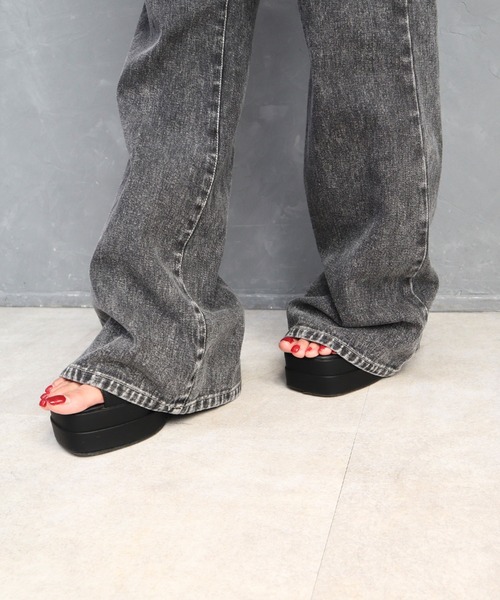 CECIL McBEE(セシルマクビー)の「10ozデニムフレアパンツ(デニムパンツ・レディース・ライトブルー/ブラック/ネイビー・LARGE/MEDIUM)」の17枚目の写真