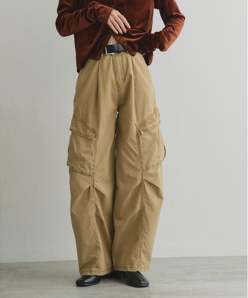 ad thie（アドティエ）の「ベルト付き タックカーブカーゴパンツ（カーゴパンツ・レディース・ベージュ・MEDIUM/LARGE）」の7枚目の写真