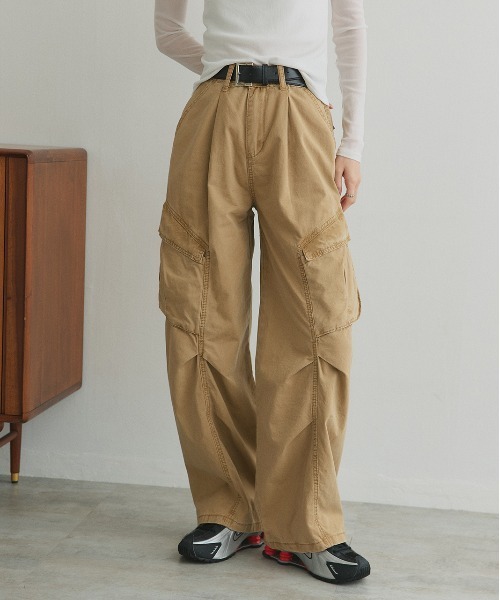 ad thie（アドティエ）の「ベルト付き タックカーブカーゴパンツ（カーゴパンツ・レディース・ベージュ・MEDIUM/LARGE）」の11枚目の写真