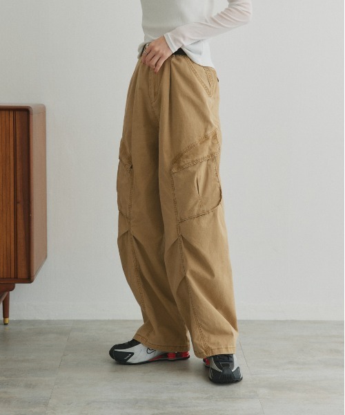 ad thie（アドティエ）の「ベルト付き タックカーブカーゴパンツ（カーゴパンツ・レディース・ベージュ・MEDIUM/LARGE）」の12枚目の写真