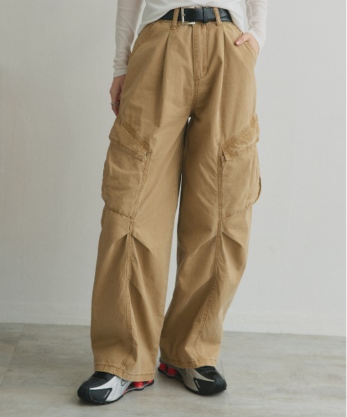 ad thie（アドティエ）の「ベルト付き タックカーブカーゴパンツ（カーゴパンツ・レディース・ベージュ・MEDIUM/LARGE）」の13枚目の写真