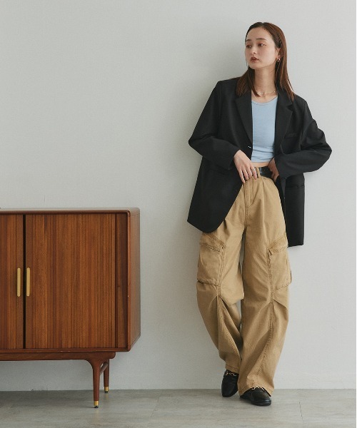 ad thie（アドティエ）の「ベルト付き タックカーブカーゴパンツ（カーゴパンツ・レディース・ベージュ・MEDIUM/LARGE）」の14枚目の写真