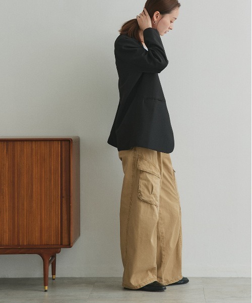 ad thie（アドティエ）の「ベルト付き タックカーブカーゴパンツ（カーゴパンツ・レディース・ベージュ・MEDIUM/LARGE）」の16枚目の写真