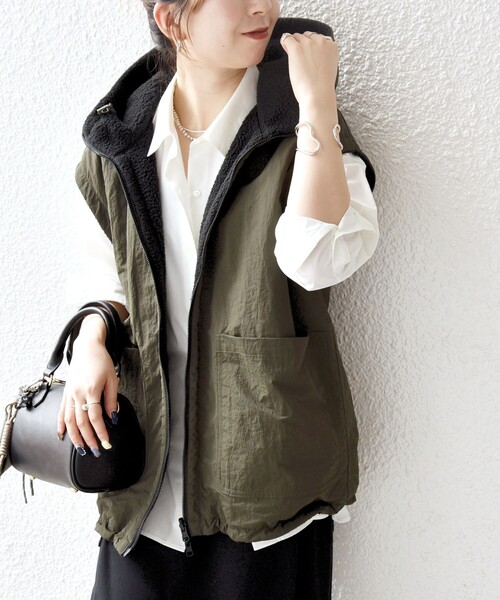 SHIPS any（シップス エニィ）の「SHIPS any: ナイロン × ボア リバーシブル フーディー ベスト（ベスト・レディース・オリーブ/ナチュラル・ONE SIZE）」の2枚目の写真