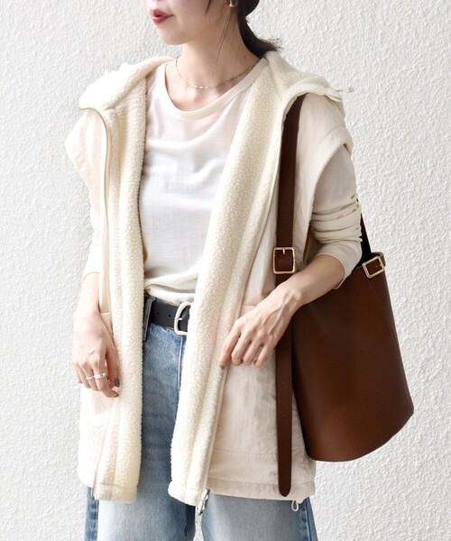 SHIPS any（シップス エニィ）の「SHIPS any: ナイロン × ボア リバーシブル フーディー ベスト（ベスト・レディース・オリーブ/ナチュラル・ONE SIZE）」の4枚目の写真