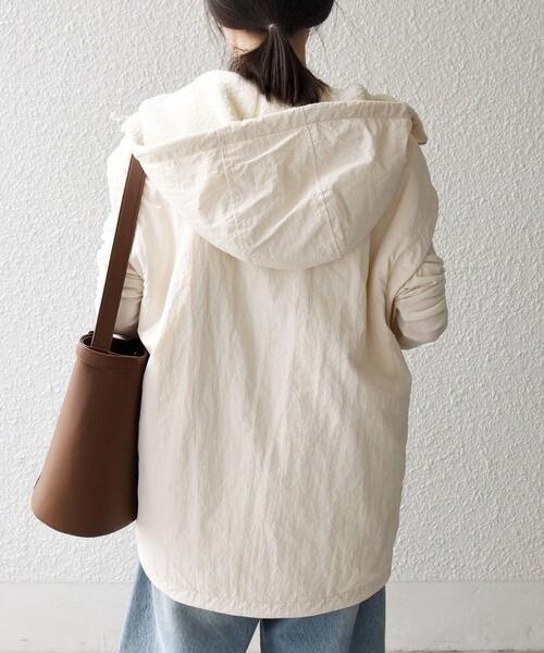 SHIPS any（シップス エニィ）の「SHIPS any: ナイロン × ボア リバーシブル フーディー ベスト（ベスト・レディース・オリーブ/ナチュラル・ONE SIZE）」の5枚目の写真