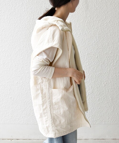 SHIPS any（シップス エニィ）の「SHIPS any: ナイロン × ボア リバーシブル フーディー ベスト（ベスト・レディース・オリーブ/ナチュラル・ONE SIZE）」の6枚目の写真