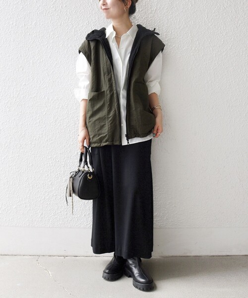 SHIPS any（シップス エニィ）の「SHIPS any: ナイロン × ボア リバーシブル フーディー ベスト（ベスト・レディース・オリーブ/ナチュラル・ONE SIZE）」の8枚目の写真