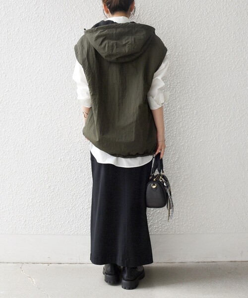 SHIPS any（シップス エニィ）の「SHIPS any: ナイロン × ボア リバーシブル フーディー ベスト（ベスト・レディース・オリーブ/ナチュラル・ONE SIZE）」の9枚目の写真