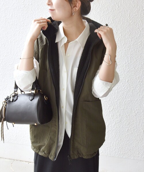 SHIPS any（シップス エニィ）の「SHIPS any: ナイロン × ボア リバーシブル フーディー ベスト（ベスト・レディース・オリーブ/ナチュラル・ONE SIZE）」の10枚目の写真