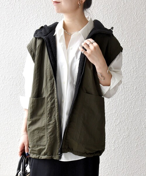 SHIPS any（シップス エニィ）の「SHIPS any: ナイロン × ボア リバーシブル フーディー ベスト（ベスト・レディース・オリーブ/ナチュラル・ONE SIZE）」の12枚目の写真