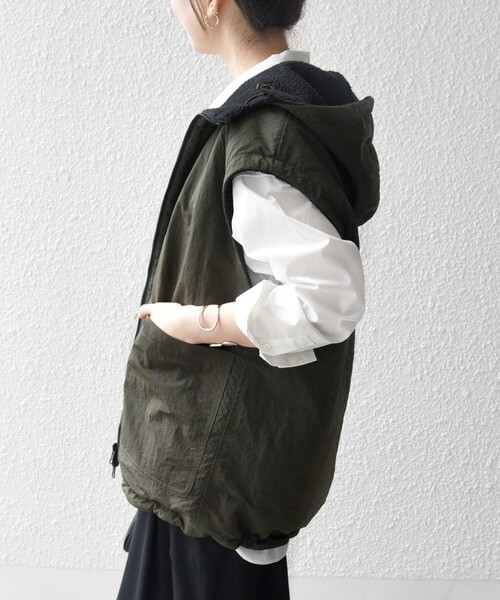 SHIPS any（シップス エニィ）の「SHIPS any: ナイロン × ボア リバーシブル フーディー ベスト（ベスト・レディース・オリーブ/ナチュラル・ONE SIZE）」の14枚目の写真