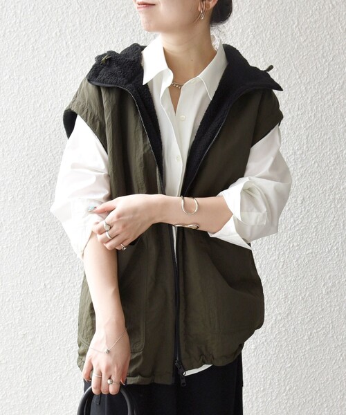 SHIPS any（シップス エニィ）の「SHIPS any: ナイロン × ボア リバーシブル フーディー ベスト（ベスト・レディース・オリーブ/ナチュラル・ONE SIZE）」の15枚目の写真