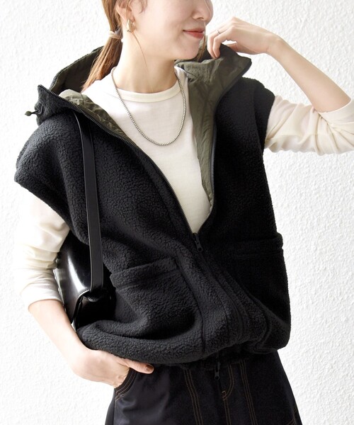 SHIPS any（シップス エニィ）の「SHIPS any: ナイロン × ボア リバーシブル フーディー ベスト（ベスト・レディース・オリーブ/ナチュラル・ONE SIZE）」の18枚目の写真