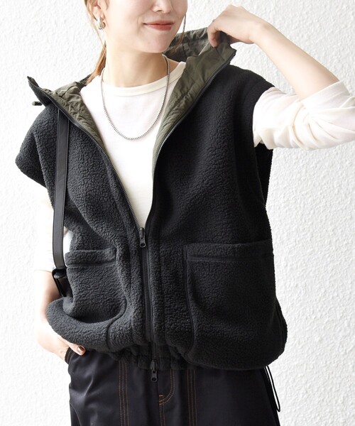 SHIPS any（シップス エニィ）の「SHIPS any: ナイロン × ボア リバーシブル フーディー ベスト（ベスト・レディース・オリーブ/ナチュラル・ONE SIZE）」の22枚目の写真