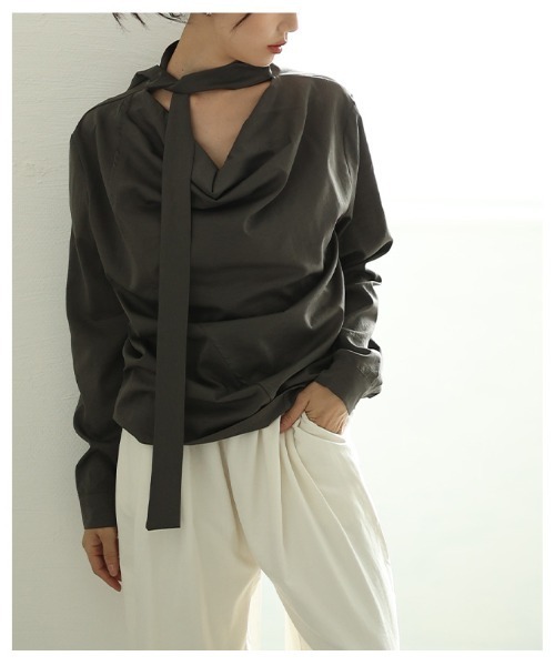Sawa a la mode(サワアラモード)の「タイ付きプルオーバーブラウス(シャツ/ブラウス・レディース・グレー/ブラック/ボルドー・FREE)」の4枚目の写真