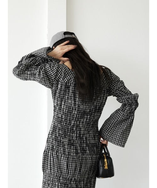 Katrin TOKYO(カトリーントーキョー)の「shirring bell sleeve onepiece(ワンピース・レディース・ブラック/レッド・FREE/XS)」の4枚目の写真