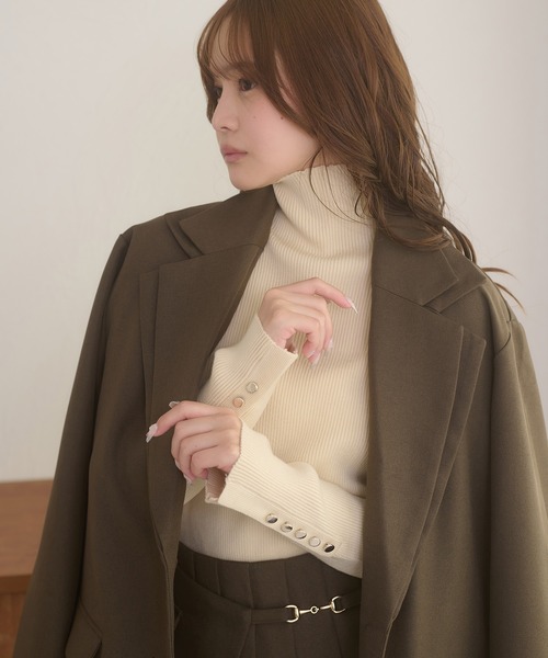 Ambre Neige(アンブルネージュ)の「gold button hige neck rib knit tops / ゴールドボタンハイネックリブニットトップス(ニット/セーター・レディース・ボルドー/ダークブラウン/ブラック/ホワイト系その他/アイボリー・FREE)」の2枚目の写真