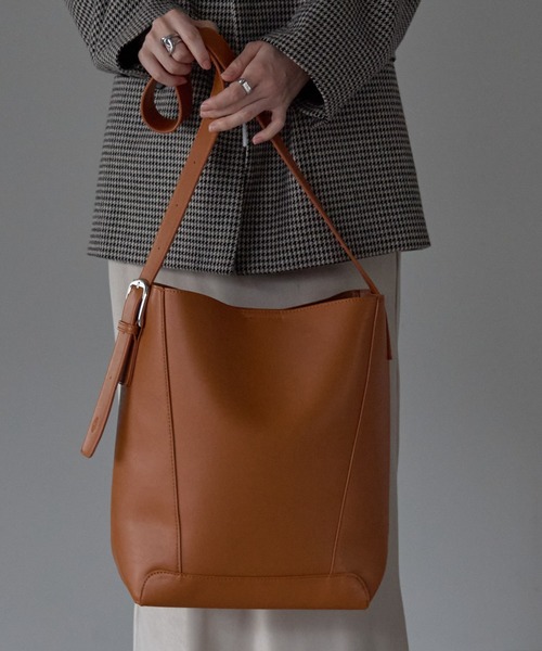 GUSCIO（グッシオ）の「【グッシオベーシック】ワンショルダー２WAYトートバッグ　A4　通勤通学（ビジネスバッグ・レディース・ブラウン/キャメル/ベージュ/ブラック・FREE）」の4枚目の写真