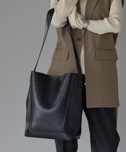 GUSCIO（グッシオ）の「【グッシオベーシック】ワンショルダー２WAYトートバッグ　A4　通勤通学（ビジネスバッグ・レディース・ブラウン/キャメル/ベージュ/ブラック・FREE）」の2枚目の写真