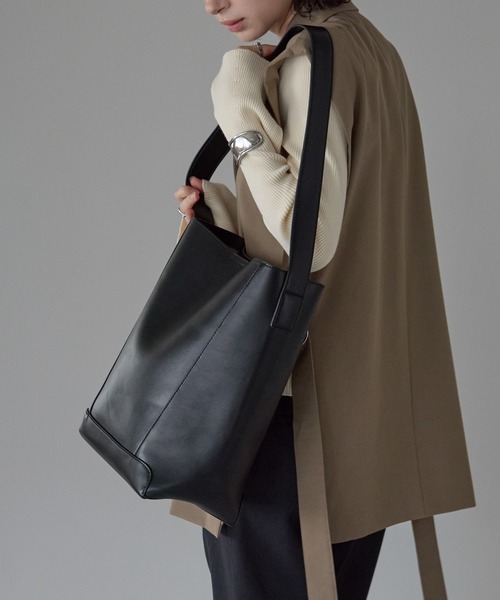 GUSCIO（グッシオ）の「【グッシオベーシック】ワンショルダー２WAYトートバッグ　A4　通勤通学（ビジネスバッグ・レディース・ブラウン/キャメル/ベージュ/ブラック・FREE）」の11枚目の写真