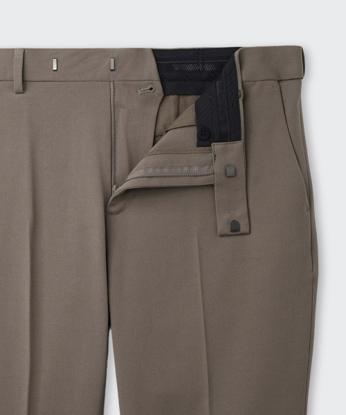 MUSINSA STANDARD（ムシンサスタンダード）の「リラックスしたテーパード隠しバンディングクロップドスラックス[ダスティベージュ]（スラックス・メンズ・その他・40/38/42/36/34/32/30/31/33/26/27/28/29）」の2枚目の写真