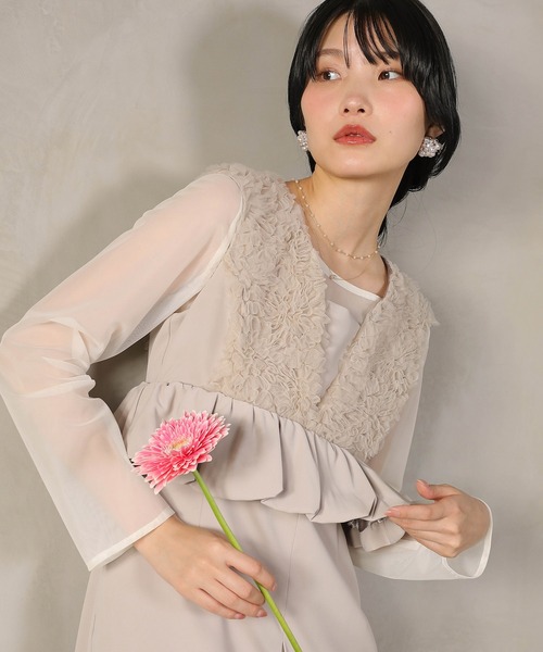 Kana(カナ)の「チュールフリルペプラム Iラインワンピースドレス シアートップス 2点セット パーティー ドレス 結婚式 お呼ばれ オケージョンドレス(ドレス・レディース・チャコールグレー/ブラック/グレイッシュベージュ・M)」の7枚目の写真