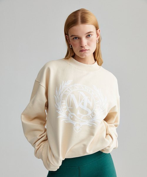 MENASOO(ミナス)の「UNISEX HERITAGE EMBLEM MOCK-NECK SWEATSHIRT IVORY(スウェット・メンズ・アイボリー・FREE)」の2枚目の写真
