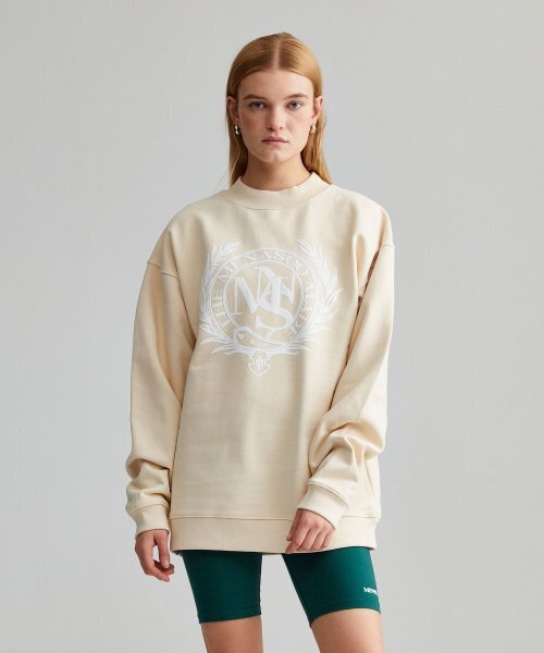 MENASOO(ミナス)の「UNISEX HERITAGE EMBLEM MOCK-NECK SWEATSHIRT IVORY(スウェット・メンズ・アイボリー・FREE)」の3枚目の写真