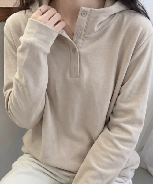 cammie(キャミー)の「ボタンデザインハイネックトップス(パーカー・レディース・ダークグレー/アイボリー・M/L)」の1枚目の写真