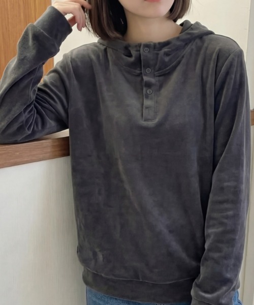cammie(キャミー)の「ボタンデザインハイネックトップス(パーカー・レディース・ダークグレー/アイボリー・M/L)」の8枚目の写真