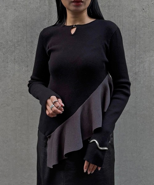 &g'aime(アンジェム)の「【&g'aime 】ラッフルバイカラーニット Ruffle Bicolor Knit(ニット/セーター・レディース・チャコールグレー/ブラウン/ブラック・FREE)」の6枚目の写真