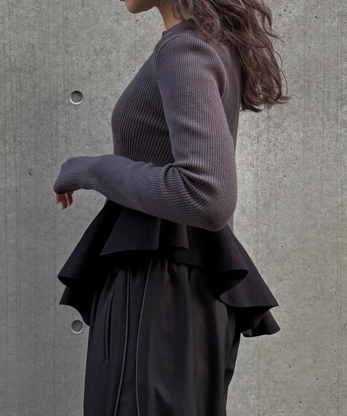 &g'aime(アンジェム)の「【&g'aime 】ラッフルバイカラーニット Ruffle Bicolor Knit(ニット/セーター・レディース・チャコールグレー/ブラウン/ブラック・FREE)」の18枚目の写真