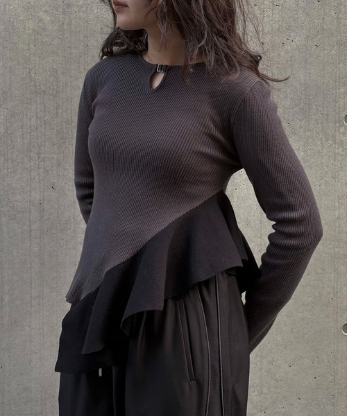 &g'aime(アンジェム)の「【&g'aime 】ラッフルバイカラーニット Ruffle Bicolor Knit(ニット/セーター・レディース・チャコールグレー/ブラウン/ブラック・FREE)」の19枚目の写真