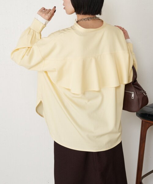 Jena espace merveilleux(ジェナ エスパスメルヴェイユ)の「【後ろ姿で魅せる】バックラッフルシャツ(シャツ/ブラウス・レディース・ブラック/イエロー/ベージュ・FREE)」の3枚目の写真