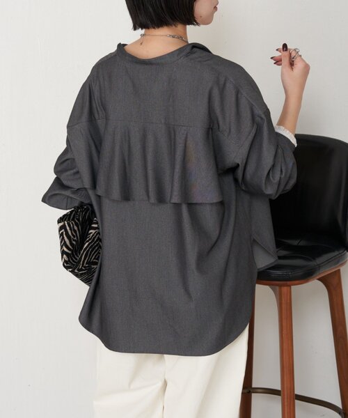 Jena espace merveilleux(ジェナ エスパスメルヴェイユ)の「【後ろ姿で魅せる】バックラッフルシャツ(シャツ/ブラウス・レディース・ブラック/イエロー/ベージュ・FREE)」の2枚目の写真