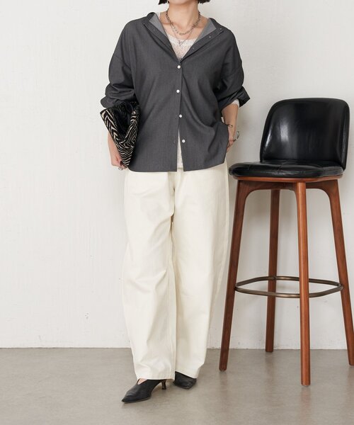 Jena espace merveilleux(ジェナ エスパスメルヴェイユ)の「【後ろ姿で魅せる】バックラッフルシャツ(シャツ/ブラウス・レディース・ブラック/イエロー/ベージュ・FREE)」の4枚目の写真