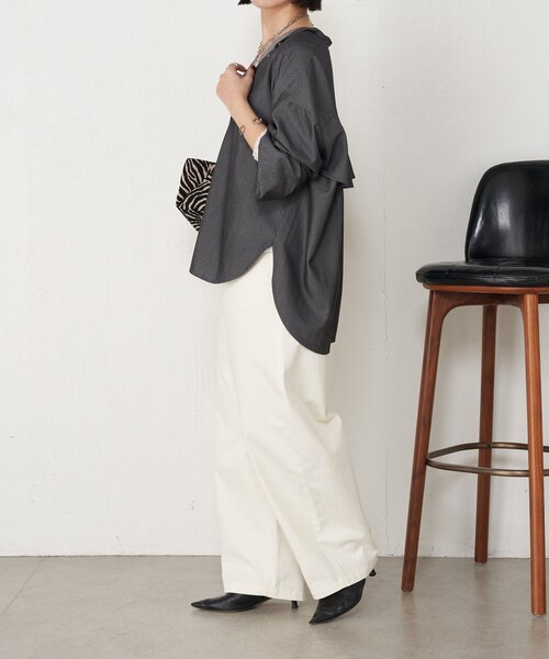 Jena espace merveilleux(ジェナ エスパスメルヴェイユ)の「【後ろ姿で魅せる】バックラッフルシャツ(シャツ/ブラウス・レディース・ブラック/イエロー/ベージュ・FREE)」の6枚目の写真