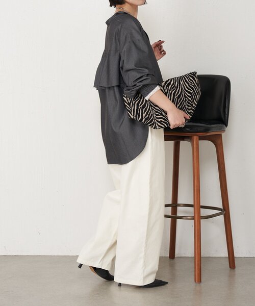 Jena espace merveilleux(ジェナ エスパスメルヴェイユ)の「【後ろ姿で魅せる】バックラッフルシャツ(シャツ/ブラウス・レディース・ブラック/イエロー/ベージュ・FREE)」の8枚目の写真