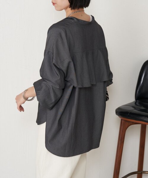 Jena espace merveilleux(ジェナ エスパスメルヴェイユ)の「【後ろ姿で魅せる】バックラッフルシャツ(シャツ/ブラウス・レディース・ブラック/イエロー/ベージュ・FREE)」の12枚目の写真