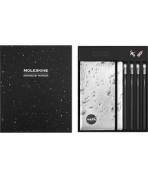 MOLESKINE（モレスキン）の「NASA-inspired ドローイング ギフトボックス 横罫 ハードカバー ラージサイズ(横13cm×縦21cm)  ブラックウィング特製の鉛筆4本 ピン2本 SKBNDLPP7063S3（手帳/メモ帳）」